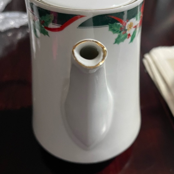 Fairfield Fine China Deck The Halls Coffee Pot - Picture 2 of 7